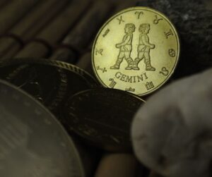 Qual signo combina com Gêmeos?