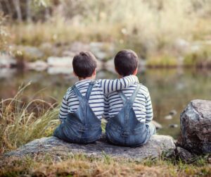 Qual signo realmente combina com Gêmeos na amizade?